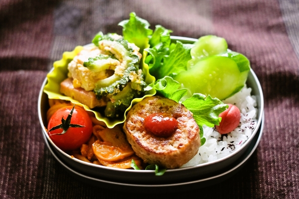 ゴーヤチャンプルなどのお弁当