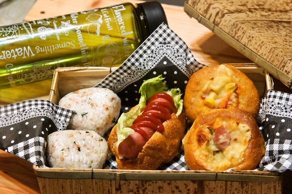 長男の希望で母の手作りパン＆混ぜご飯おにぎり弁当