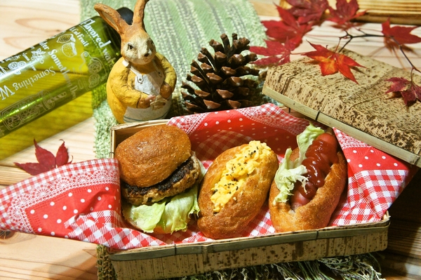 母手作りパンでハンバーガー＆玉子サンド＆ホットドッグ弁当