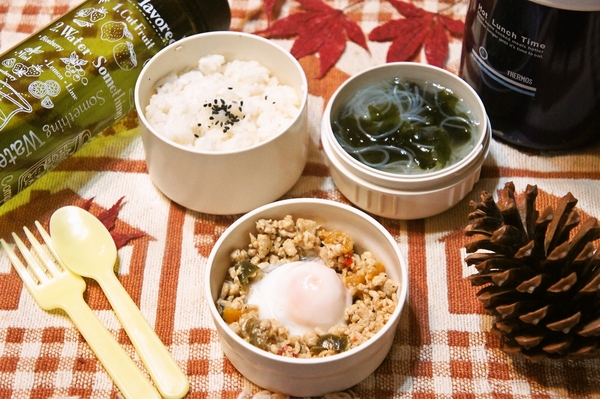 温玉のせガパオ丼＆春雨スープ弁当de長男のランチ