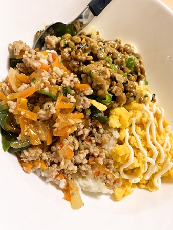 ガパオ、スクランブルエッグ、ひき割り納豆の3色丼