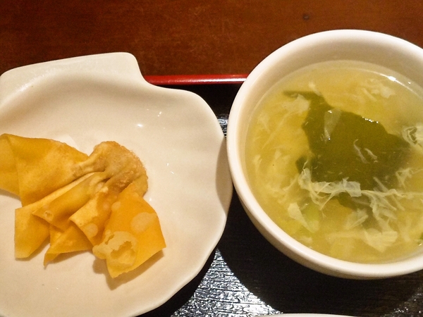 揚げワンタンとスープ