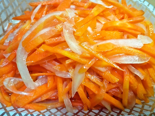 ニンジンとタマネギのマリネ