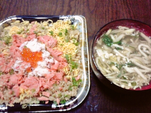 鮭の親子丼と茄子の吸い物