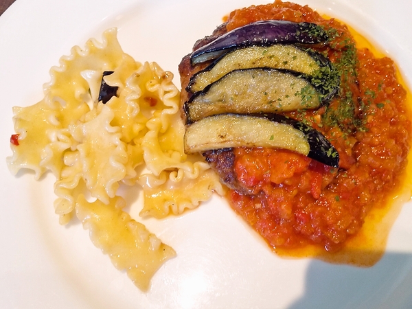 揚げナスとトマトソースのハンバーグ