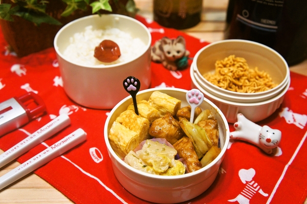 鶏とキャベツの甘辛味噌炒め＆白菜のサラダ弁当」de長男のランチ