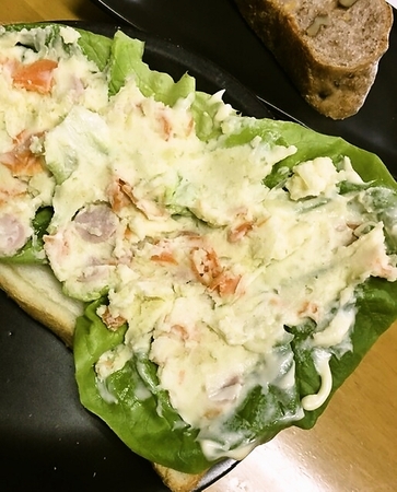 ポテサラと黒パン