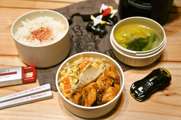「鶏胸肉の照りマヨ＆モヤシの卵炒め弁当」de長男のランチ