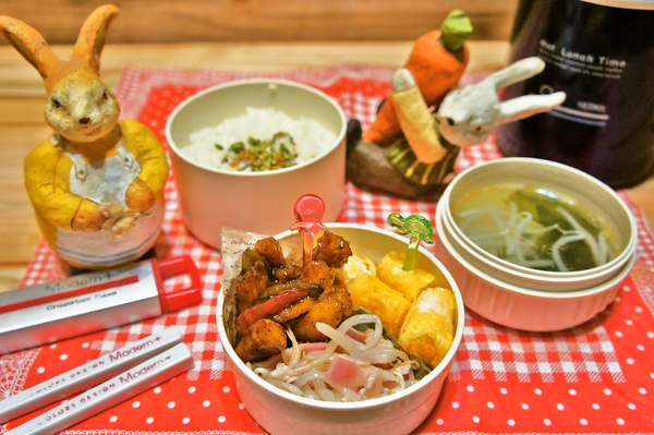 「青椒肉絲＆モヤシとべーコンの中華炒め弁当」de長男のランチ