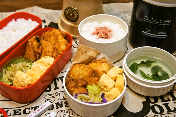 鶏胸肉の唐揚げ＆キャベツとモヤシの胡麻和え弁当de兄弟のランチ