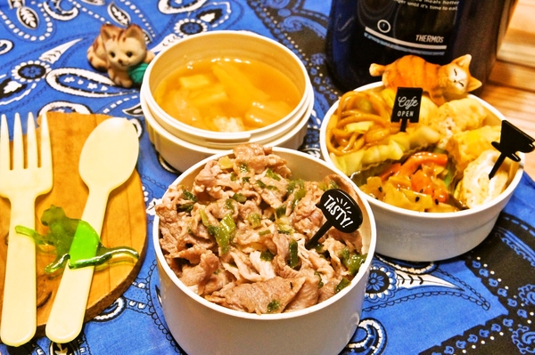 ねぎ塩豚丼＆焼きうどん弁当de長男のランチ