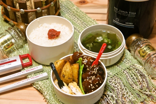 「味噌カツ＆フライドポテト弁当」deゆーたんのランチ