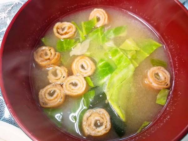 巻き麩とキャベツの味噌汁