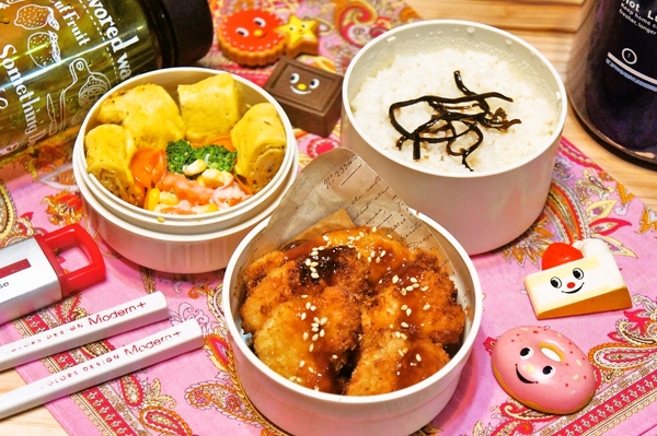 「チキンカツ＆カニカマサラダ弁当」de長男のランチ