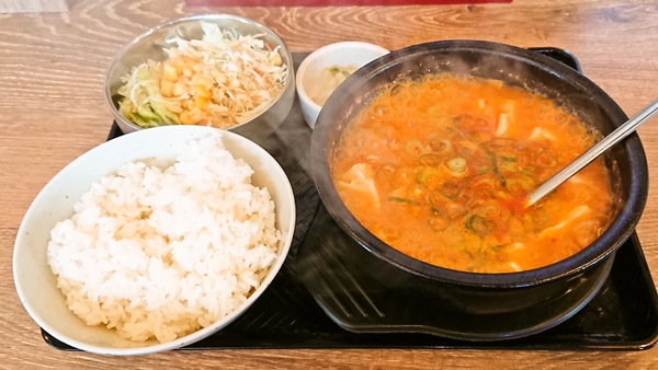 韓丼のホルモンスン豆腐定食＋サラダ