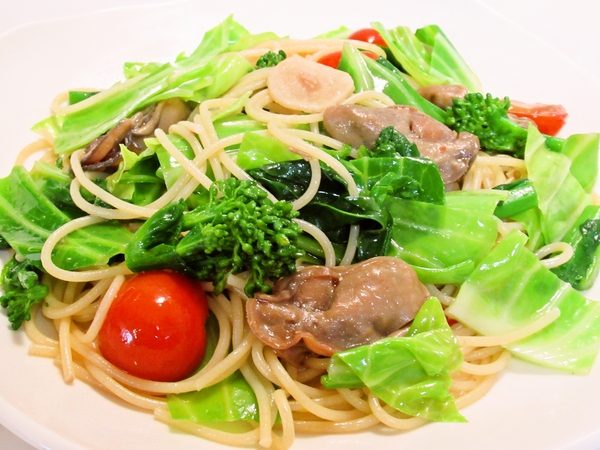 牡蠣のオイル漬けと春野菜のアンチョビパスタ