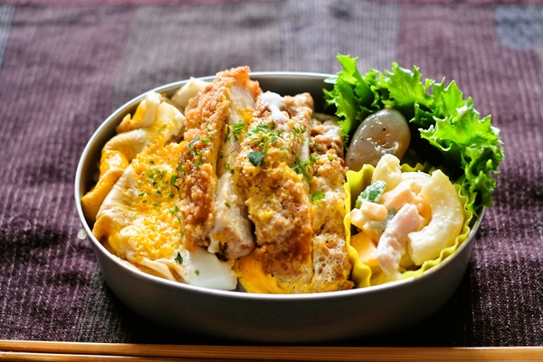 カツ丼とマカロニサラダ