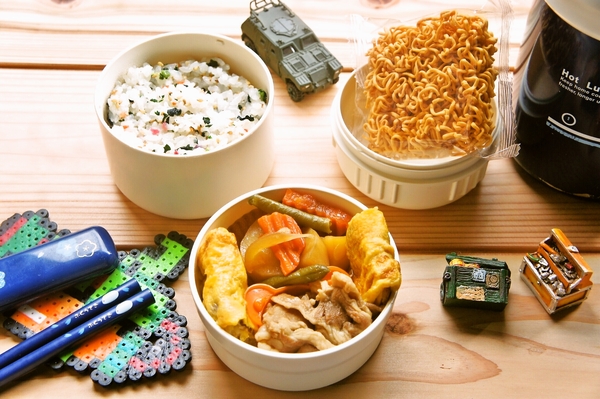 「肉じゃが＆混ぜご飯弁当」deゆーたんのランチ