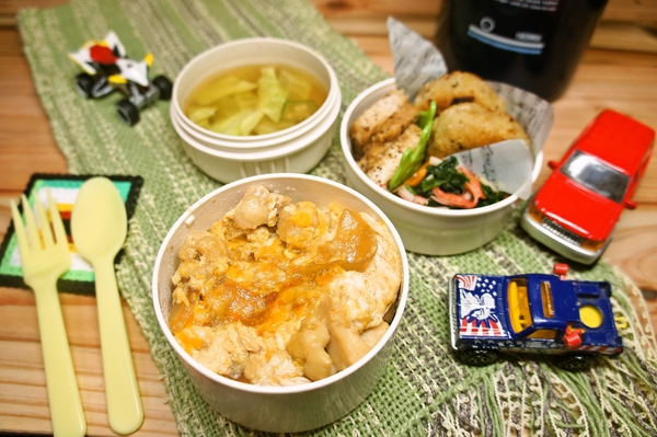「親子丼＆チーズinコロッケ弁当」de長男のランチ