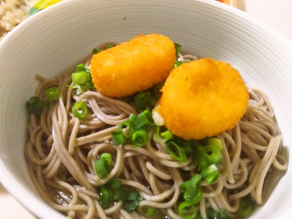 かにクリームコロッケ蕎麦 550円