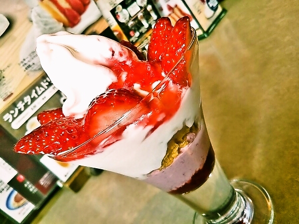 びっくりドンキーのいちごのきらきら☆ティアラ♪