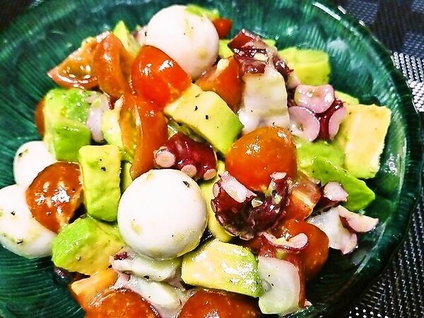 タコとアボカドとミニトマトとうずらの玉子のサラダ