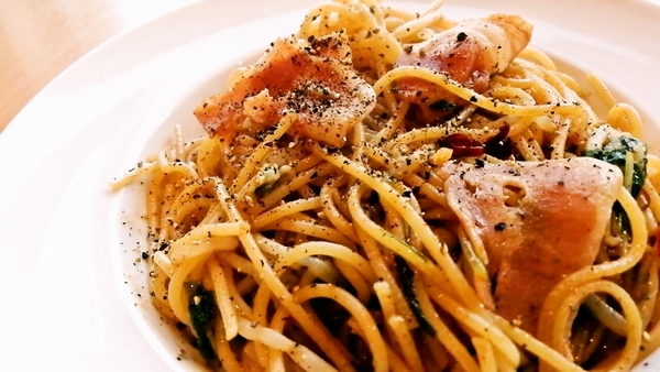 ベーコンと茎野菜のペペロンチーノ　カフェ＆ゲームバーことぶき