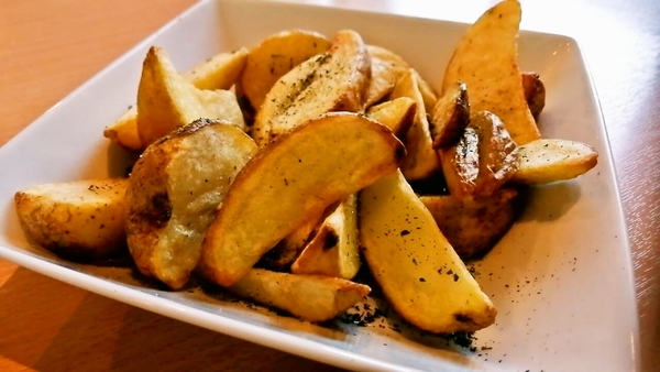 三日月ポテト　カフェ＆ゲームバーことぶき