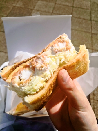 名古屋名物、コンパルのエビフライサンド