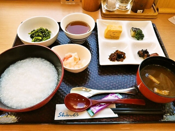 病院レストランのおかゆ定食