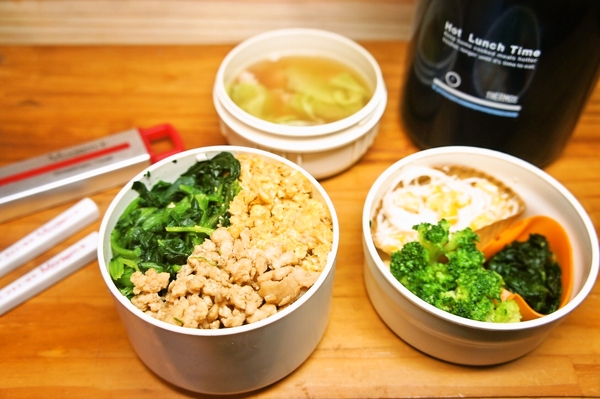 長男が献立を考えて作り、盛り付けまでした3色そぼろ丼＆春雨サラダ弁当