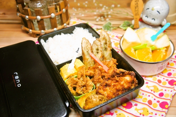 高校生男子、食べさせたいものを全て詰め込んだ登校初日弁当