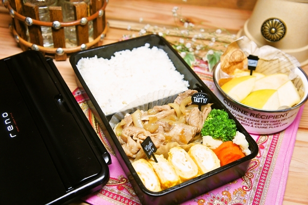 高校生男子、濃い目の味付け肉をメインにドンと入れたお弁当