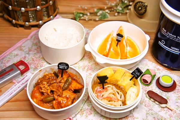 ボリュームUPしたポークケチャップ＆スパサラ弁当de長男のランチ