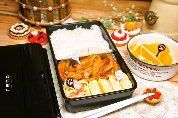 高校生男子、急遽あるものでボリューミーに仕上げたおかずでお弁当