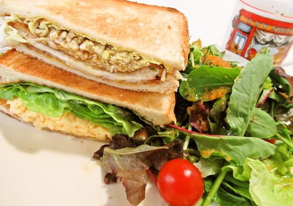 チーズハムカツとスクランブルエッグのトーストサンド