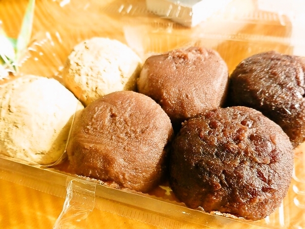 こしあんと粒あんときな粉のおはぎ