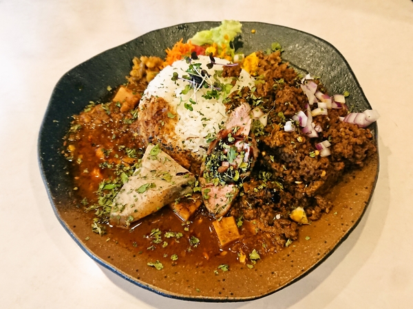 ガルミー＠京都・福知山の今週のカレーとドライキーマのあいがけ