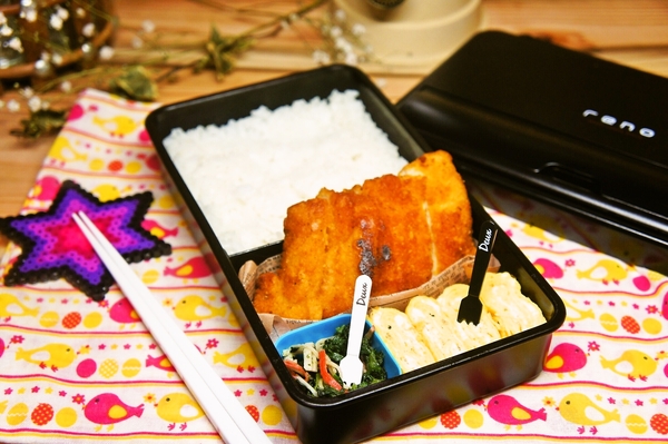 高校生男子、メインは楽しちゃったおかずでお弁当