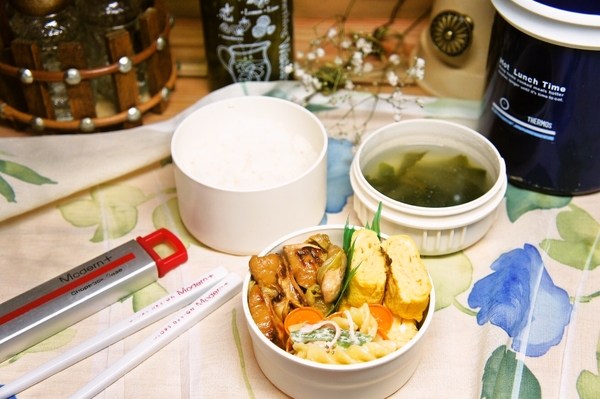 胸肉のめんつゆマヨ炒め＆マカロニサラダ弁当