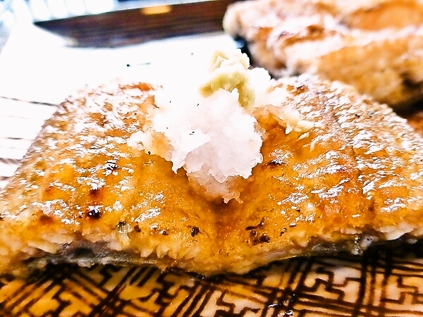 鰻の白焼きに薬味の大根おろしと生姜と共に♪