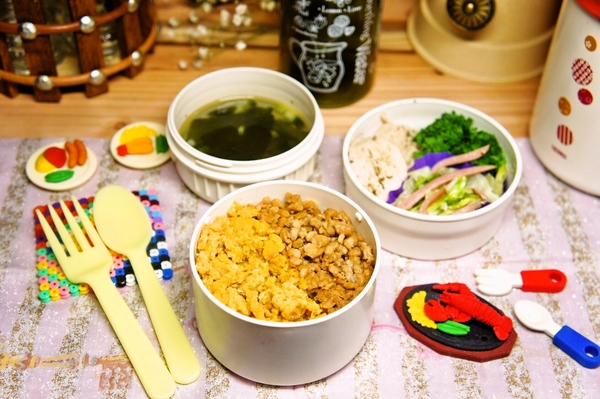 2色そぼろ丼＆レタスのサラダ弁当de長男のランチ