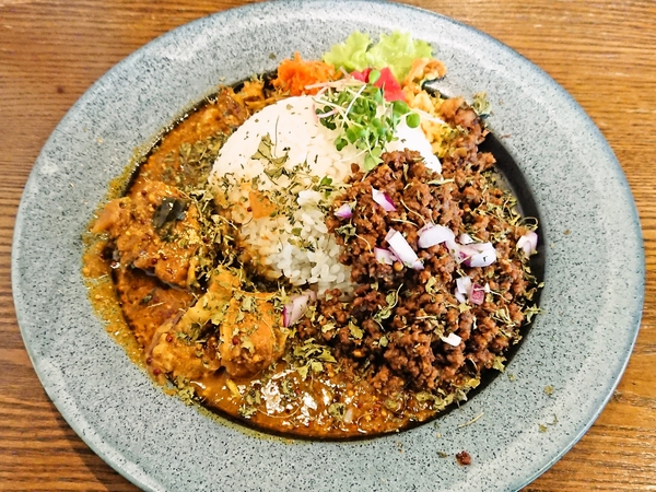 ガルミー＠京都・福知山の今週のカレーとドライキーマのあいがけ