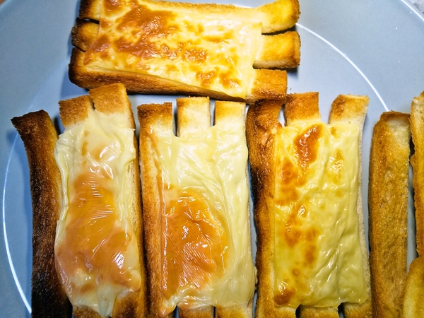 次はチーズトーストに