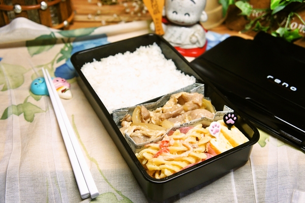 高校生男子、頼まれて多めに入れたおかずでお弁当