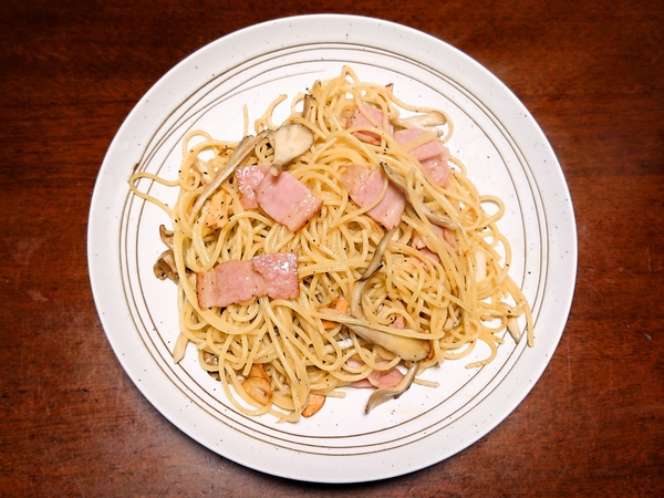 今日のブランチはベーコンと舞茸のスパゲティ