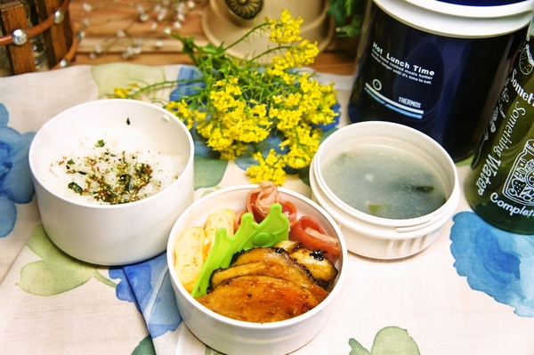 鶏胸肉のスタミナ焼き＆ワカメの香味スープ弁当de長男のランチ