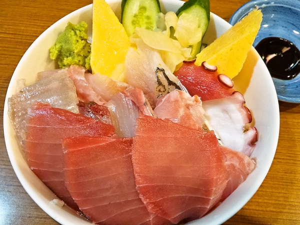 具材たっぷりの海鮮丼