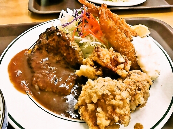 ハンバーグと海老フライと唐揚げのトリプルDX♪