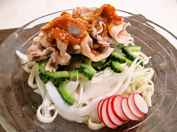 豚しゃぶとゴーヤの味噌だれうどん
